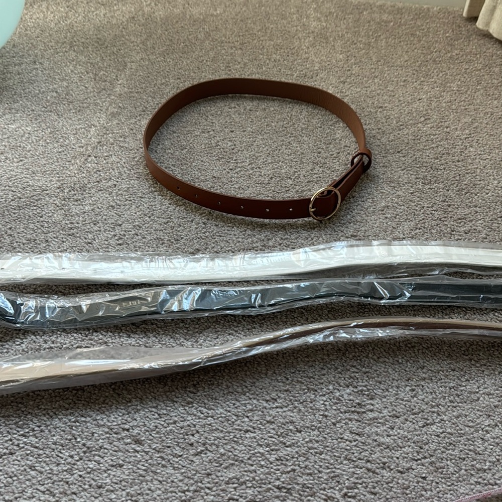 Lot of 4 belts for young adult or woman. Like new.